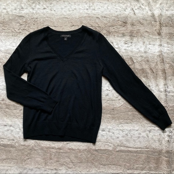 Banana Republic 100% Merino Wool Seamless V Neck Sweater Black - Picture 2 of 7